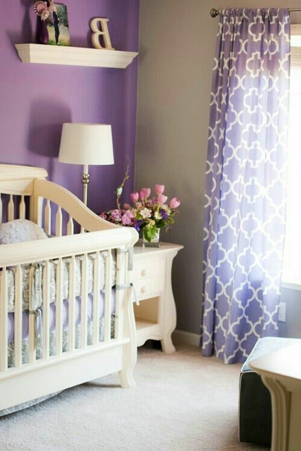lila gardinenen und lila wandfarbe im babyzimmer