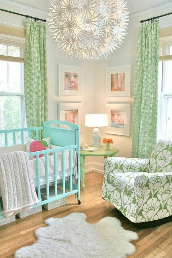 großer kronleuchter und frische helle farben im babyzimmer