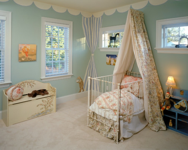 große fenster gardinen und helle farben im babyzimmer