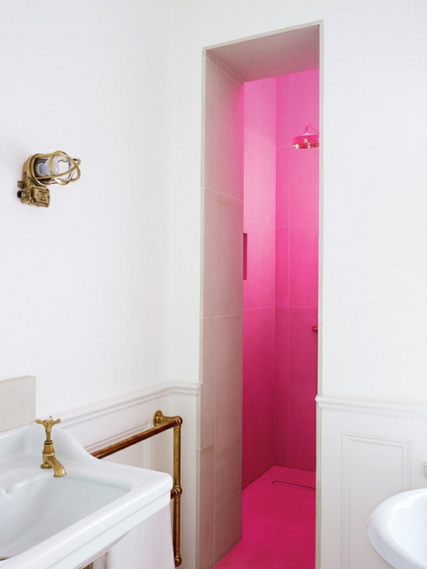 rosige duschkabine im weißen badezimmer