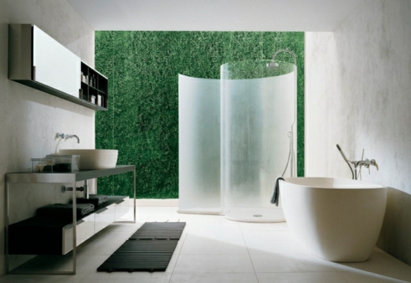 badewanne mit dusche - weißes badezimmer und eine graswand