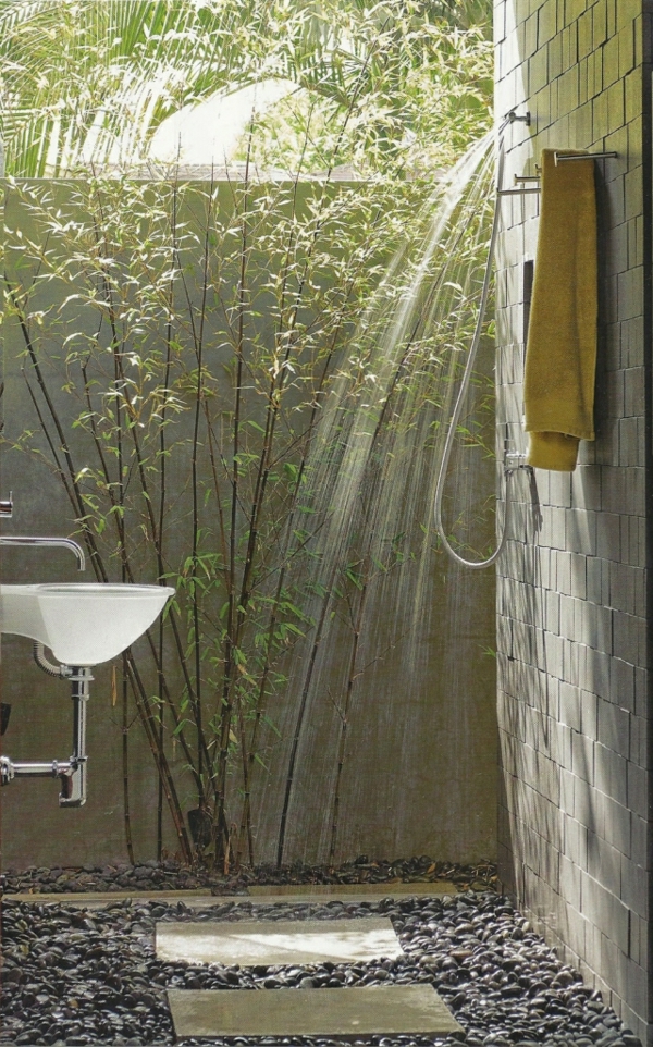 elegante dusche draußen gestalten- pflanzen badfliesen