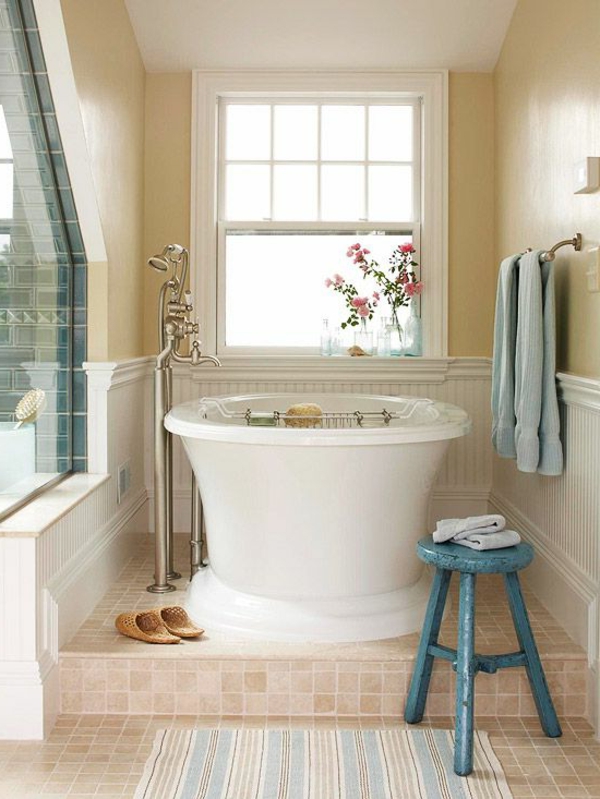 badewanne mit dusche im kleinen badezimmer mit okra farbgestaltung