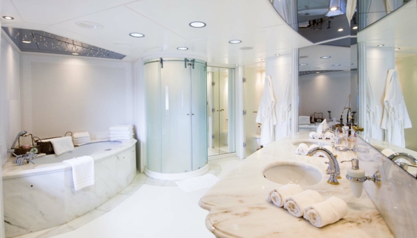 baddesign mit marmor badewanne und waschtisch - große duschkabine