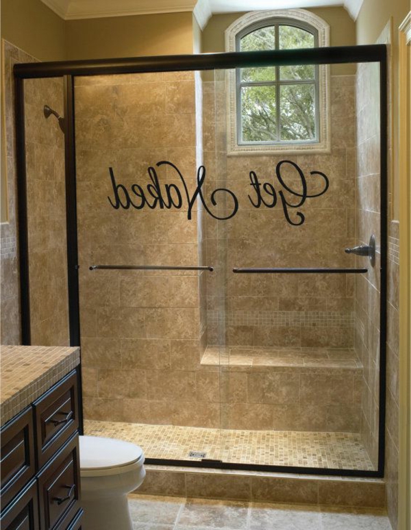duschkabine aus glas mit einem aufschrift als eine kreative badezimmer-idee