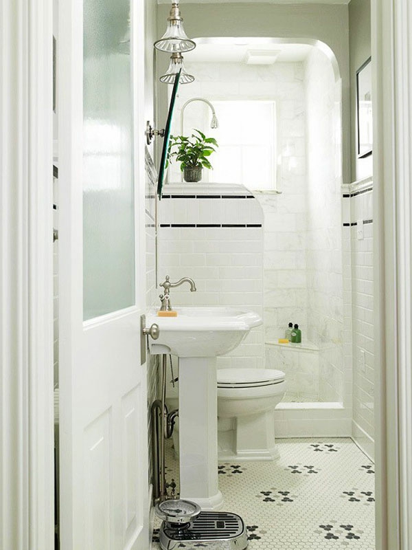 baddesign mit weißer ausstattung - deko pflanze und spiegelschrank