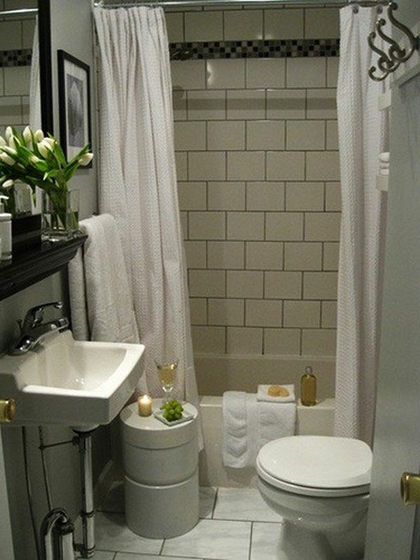 badezimmer design mit weißen gardinen und weiße tulpen auf dem spiegelschrank