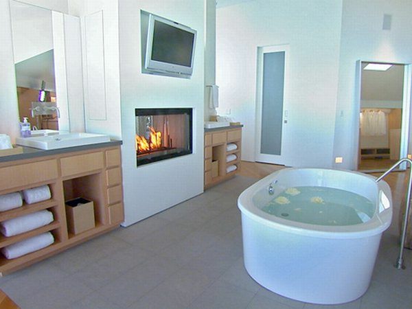 badgestaltung mit einer weißen badewanne und einem luxus kamin