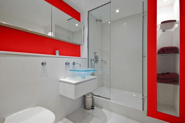 gute badideen - eine duschkabine aus glas und interessanten akzente in rot