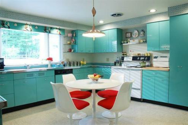 blaue küche mit rotem akzent-dekokissen auf den stühlen