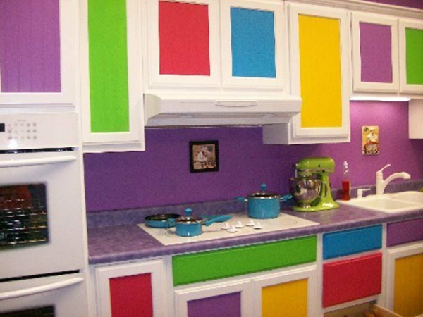 küche mit vielen bunten farben - moderne ausstattung