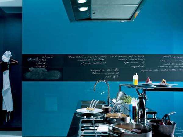küchengestaltung mit wänden in dunkel blau und einer kreidetafel in schwarz