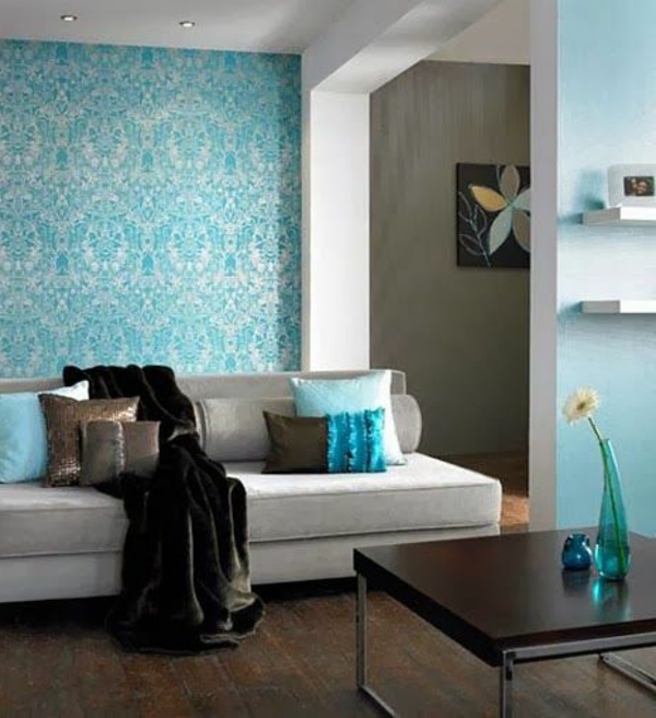 wohnzimmer streichen - blaue farbschemen und soga mit vielen dekorativen kissen