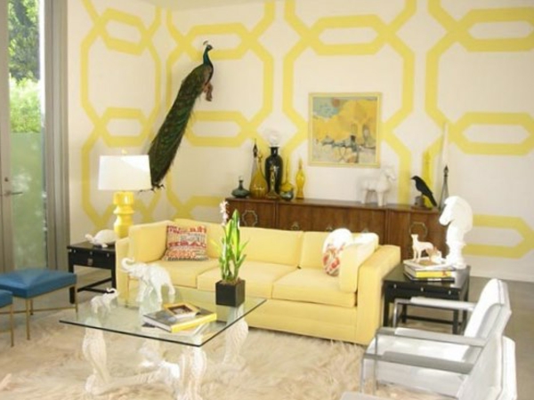 deko-elemente tisch aus glad und interessante wandfarbe im wohnzimmer