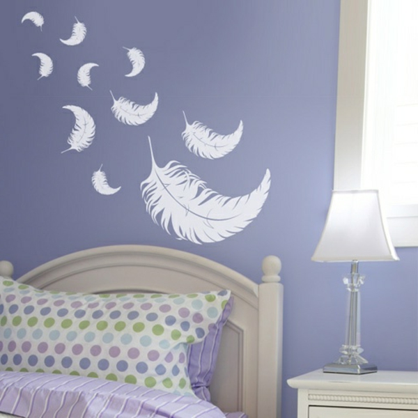weiße feder bemalungen an der lila wand im schlafzimmer - deko ideen
