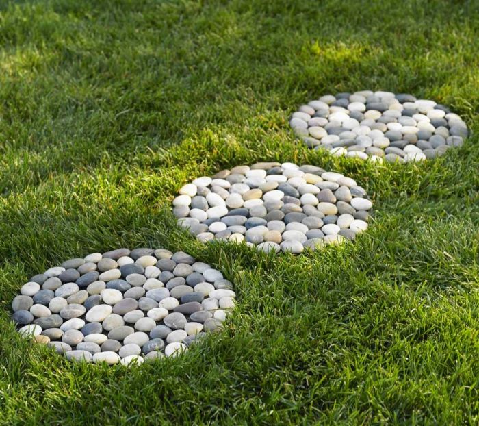 dekosteine garten, drei runde formen im gras durch kleinen steinen gemacht, gartendeko easy zu pflegen