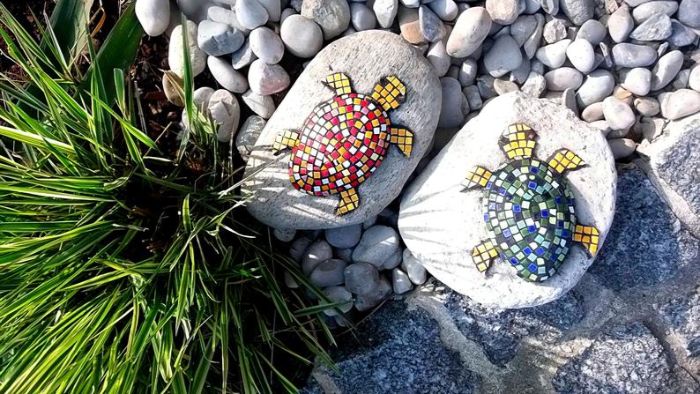steine garten, zwei große steinen und mit kleinen bunten steinen darauf sind zwei schildkröten gemalt
