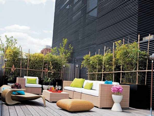 moderne terrasse mit möbeln und pflanzen
