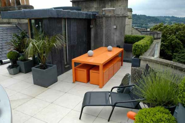 terrassengestaltung mit schönem orangen akzent - tisch