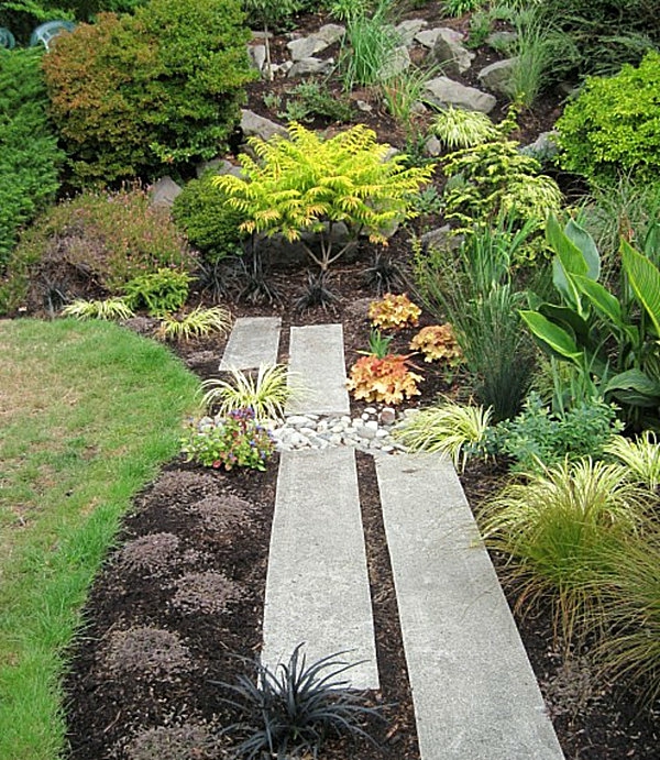 terrassengestaltung mit steinplatten und grünen pflanzen