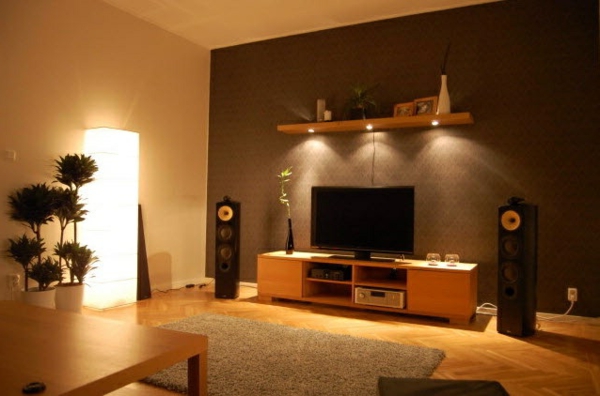 wohnzimmer gemütlich gestalten - fernseher mit dekopfanzen und schlichter beleuchtung