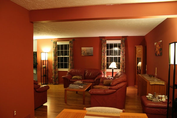 wände gestalten im wohnzimmer - rote farbtönung
