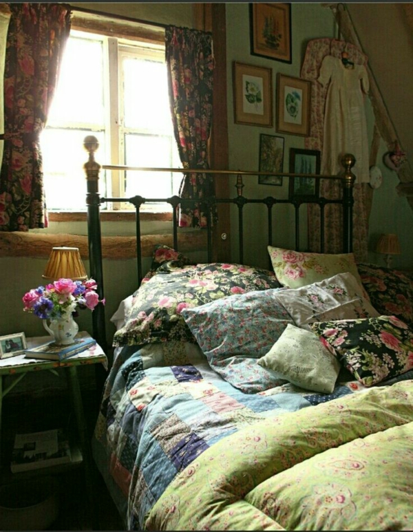 schlafzimmer mit bunten bettwäschen, kissen und vorhängen