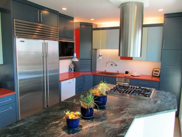 graue farbe in der küche -mit rot kombiniert