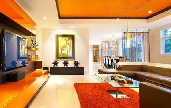 modernes wohnzimmer mit orangen nuancen und weißen wänden