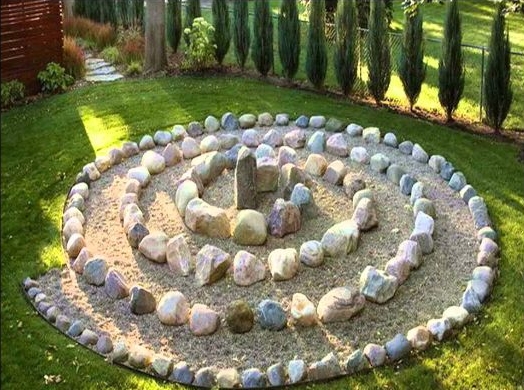 dekosteine garten, runde spirale aus großen und kleinen steinen gemacht, easy diy gartendeko