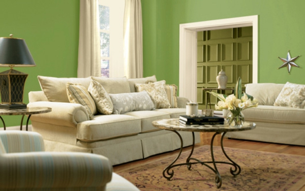 grüne wandfarbe und möbel in weiß für ein modernes wohnzimmer