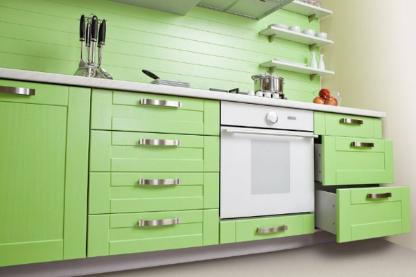 grüne farbtönung in der küche - schränke und schubladen