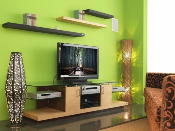 luxus lampe fernseher und grüne wandfarbe im wohnzimmer