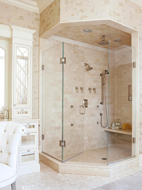modernes  badezimmer mit einer marmor duschkabine und einem sessel