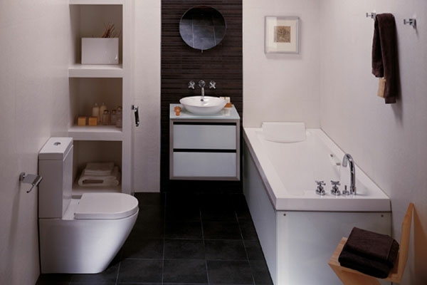 wandgestaltung mit weißem bademöbeln und einem braunen akzent und rundem spiegel