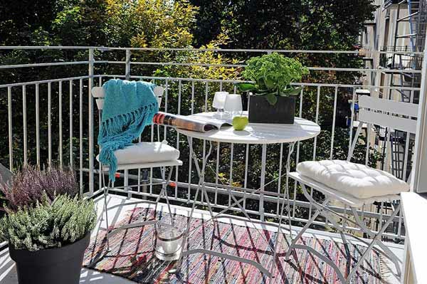 schöne terrasse mit weißen stühlen und einem runden tisch
