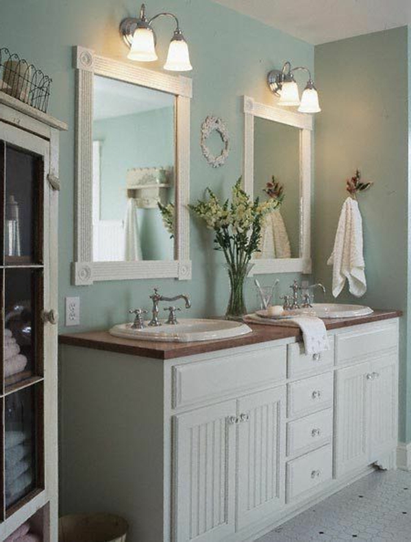 schöne badideen - zwei spiegel mit weißen rahmen und einem blumenstrauß