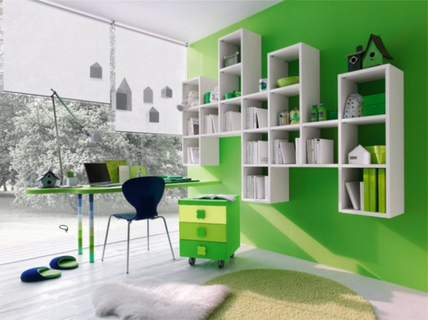 grüner schreibtisch und grüne wand im kinderzimmer - der passende Kinderschreibtisch