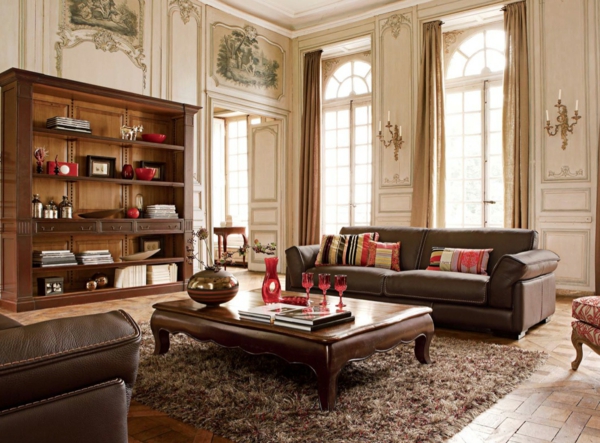 luxus wohnzimmer mit einem ledersofa und und golfarbigen gardinen