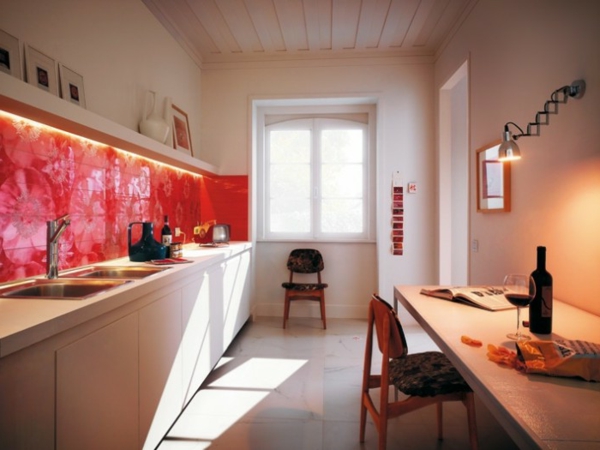 küche gestaltung mit rotem küchenspiegel als akzent in der küche