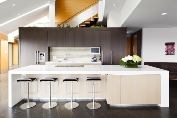 weiße küchenrückwand und braune küchenschränke