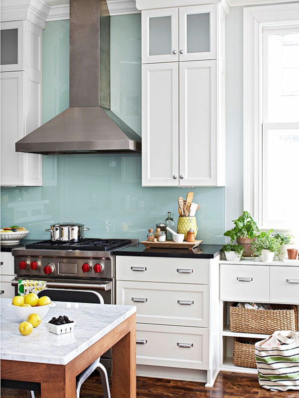 küchenspiegel in hell blau und weiße küchenschränke