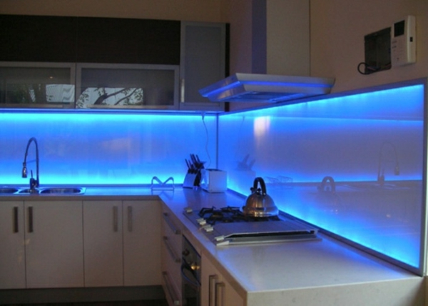 blau beleuchtetes  küchenspiegel aus glas