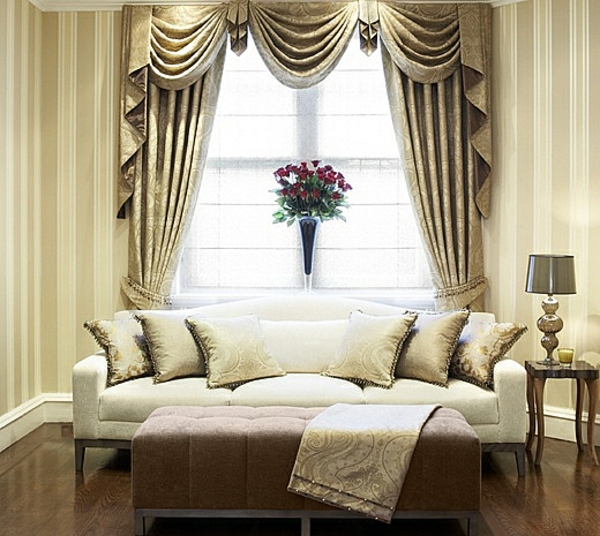 Blickdichte Vorhänge im goldenen Farbschema für ein schön aussehendes Wohnzimmer