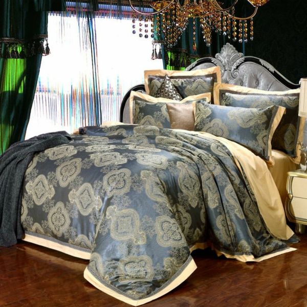 schlafzimmer mit einem luxus bett mit originellen bettbezügen und kissen