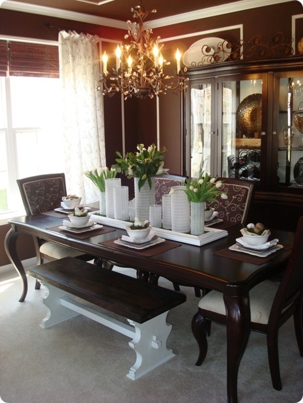 luxus esszimmer mit moderner tischdeko - weiße tulpen und vasen in weiß