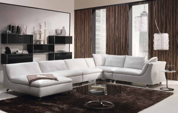 wohnzimmer ausstattung mit einem großen weißen sofa