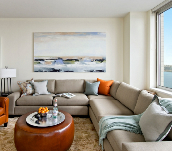 wohnzimmer einrichtungsidee - ein sofa mit dekokissen in grau und orange
