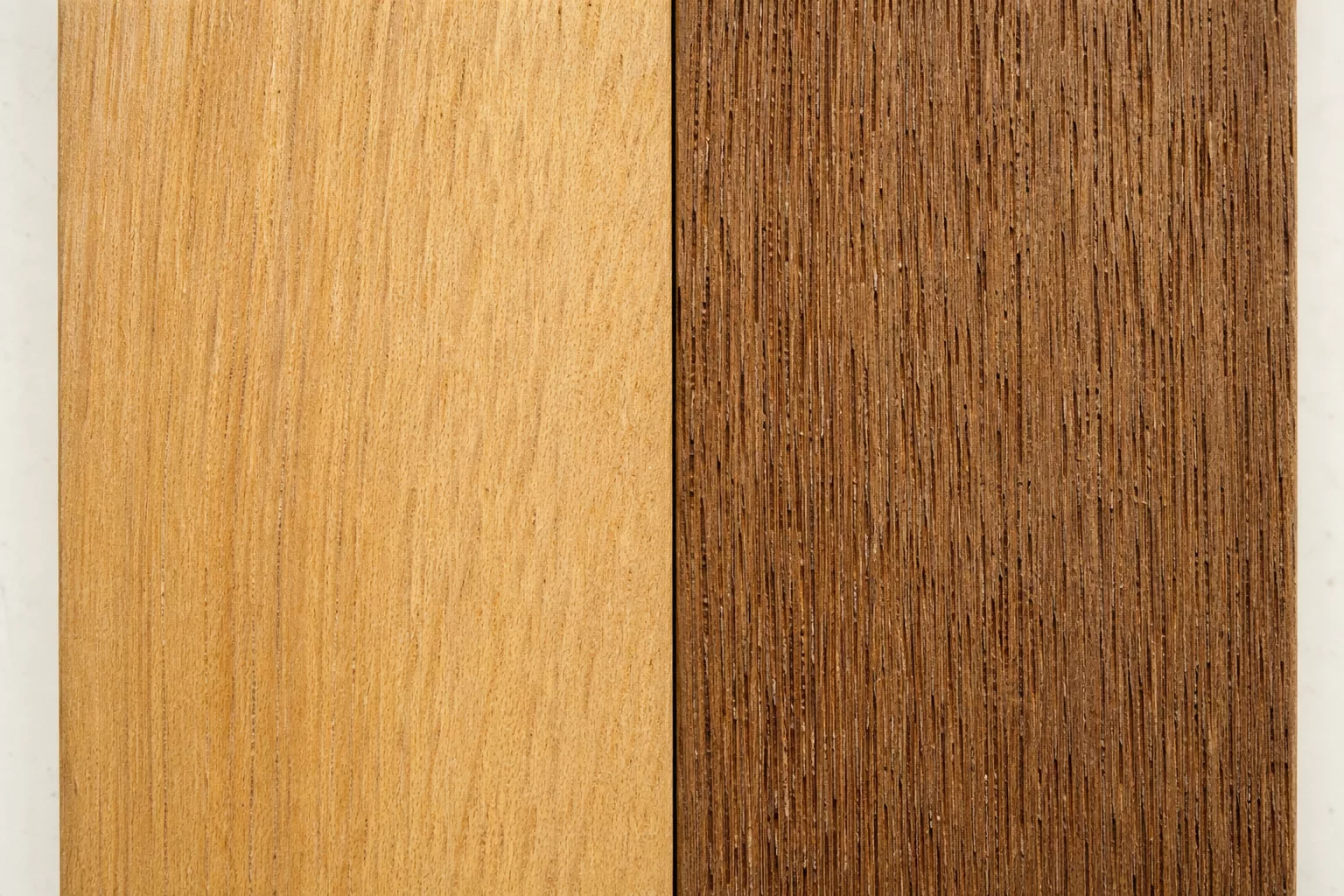 Nahaufnahme heller, geschlossenporiger Holzmaserung neben grober, offenporiger Struktur