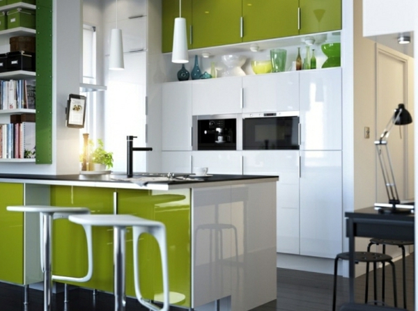 kochinsel mit barhockern weiße und grünen farben in der küche